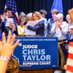 O candidato republicano Clay Fuller sorri enquanto os resultados eleitorais são divulgados durante uma festa de observação noturna eleitoral, terça-feira, 7 de abril de 2026, em Ringgold, Geórgia.