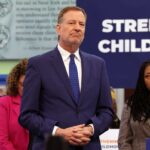 Por que dar aos democratas mais dinheiro dos impostos para queimar? Eles vão desperdiçá-lo de novo ou deixar seus amigos roubá-lo