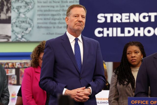 Por que dar aos democratas mais dinheiro dos impostos para queimar? Eles vão desperdiçá-lo de novo ou deixar seus amigos roubá-lo
