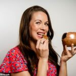 Na foto: Sarah Rainey experimenta uma variedade de ovos de Páscoa para adultos