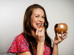 Por que estamos gastando tanto em ovos de Páscoa? Graças aos crescentes custos de produção, eles estão sendo vendidos por até £ 25 este ano – mas qual deles tem a melhor relação custo-benefício? Na foto: Sarah Rainey experimenta uma variedade de ovos de Páscoa para adultos