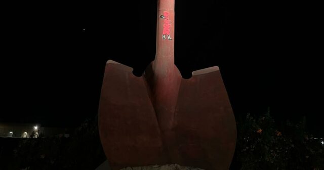 Por que existe uma pá gigante no deserto perto de Coachella? Tom Cruise tem a resposta
