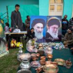 Dinheiro doado ao Irã em uma campanha de coleta na Caxemira administrada pela Índia (Junaid Bhat/Al Jazeera)