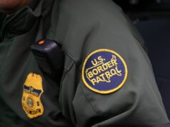 Por que o DHS está enviando centenas de agentes para a fronteira do Texas Por que o DHS está enviando centenas de agentes para a fronteira do Texas