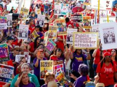 Por que o LAUSD não pode arcar com o acordo trabalhista de US$ 1,2 bilhão que acabou de fazer Uma multidão de trabalhadores do Distrito Escolar Unificado de Los Angeles e membros do sindicato se manifestam, segurando vários cartazes com mensagens como