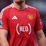 Por que o Man Utd usará (RED) no lugar do patrocinador nas camisas contra o Brentford
