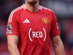 Por que o Man Utd usará (RED) no lugar do patrocinador nas camisas contra o Brentford Por que o Man Utd usará (RED) no lugar do patrocinador nas camisas contra o Brentford