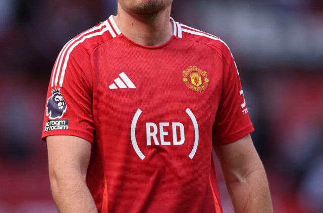 Por que o Man Utd usará (RED) no lugar do patrocinador nas camisas contra o Brentford
