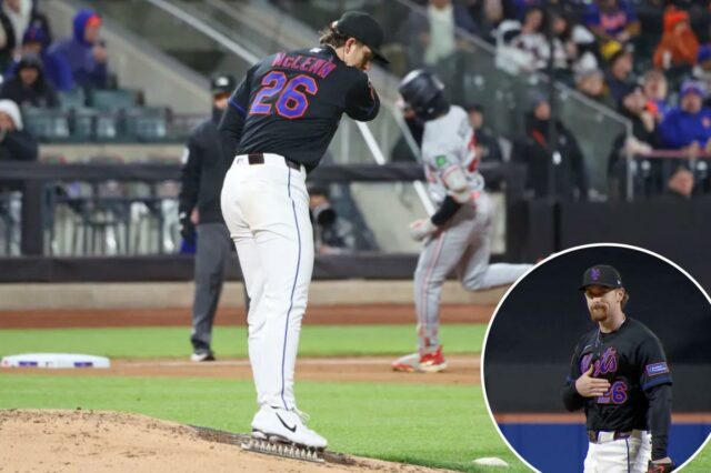 Um jogador de beisebol com uniforme preto do Mets com o número 26 e um emblema Presbiteriano de Nova York na manga está parado com a mão sobre o coração.