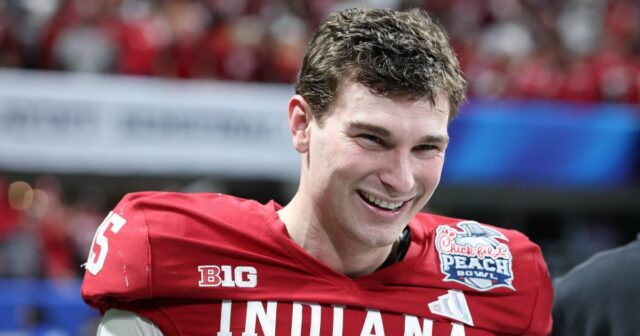 Guia da família do quarterback da Universidade de Indiana, Fernando Mendoza