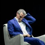 Governador Gavin Newsom falando em entrevista coletiva em San Lorenzo, Califórnia.