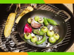 Por que os chefs Michelin estão levando suas últimas panelas Made In para o jardim para hospedar Duas panelas de aço carbono com frango assado e brócolis, e batatas assadas, na grelha a carvão.