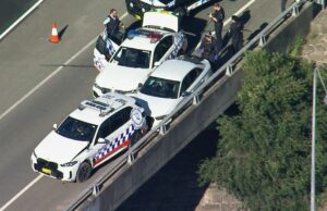 Possível ‘carro morto’ bateu após perseguição policial em alta velocidade A perseguição terminou em uma das rodovias mais movimentadas de Sydney.
