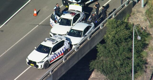 Possível 'carro morto' bateu após perseguição policial em alta velocidade A perseguição terminou em uma das rodovias mais movimentadas de Sydney.