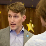 Postagem do democrata sobre superfícies de 'Filmar pornografia com sua irmã menor de idade'