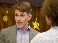 Postagem do democrata sobre superfícies de ‘Filmar pornografia com sua irmã menor de idade’ Postagem do democrata sobre superfícies de 'Filmar pornografia com sua irmã menor de idade'