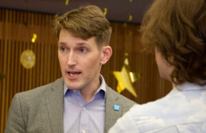 Postagem do democrata sobre superfícies de ‘Filmar pornografia com sua irmã menor de idade’ Postagem do democrata sobre superfícies de 'Filmar pornografia com sua irmã menor de idade'