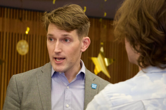 Postagem do democrata sobre superfícies de 'Filmar pornografia com sua Postagem do democrata sobre superfícies de 'Filmar pornografia com sua irmã menor de idade'