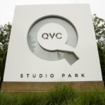 Sinalização corporativa QVC com