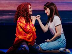 Praias: uma nova crítica musical: Jessica Vosk dá tudo de si para uma adaptação desastrosa da Broadway Samantha Schwartz, Bailey Ryon, Jessica Vosk, Kelli Barrett, Emma Ogea e Zeya Grace como Cee Cee e Bertie em