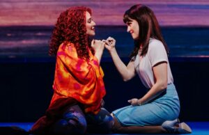 Praias: uma nova crítica musical: Jessica Vosk dá tudo de si para uma adaptação desastrosa da Broadway Samantha Schwartz, Bailey Ryon, Jessica Vosk, Kelli Barrett, Emma Ogea e Zeya Grace como Cee Cee e Bertie em