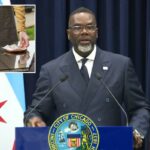 O prefeito de Chicago, Brandon Johnson, fala em uma entrevista coletiva onde relacionou a indústria de restaurantes à escravidão.