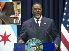 Prefeito de Chicago liga a indústria de restaurantes à ‘escravidão’ à medida que a luta salarial se intensifica O prefeito de Chicago, Brandon Johnson, fala em uma entrevista coletiva onde relacionou a indústria de restaurantes à escravidão.