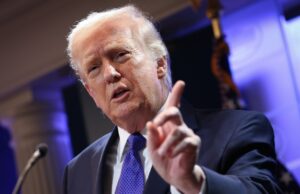 Presidente Trump, Melania Trump e outros evacuados do jantar de correspondentes na Casa Branca Presidente Trump, Melania Trump e outros evacuados do jantar de correspondentes na Casa Branca