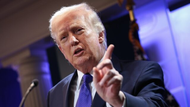 Presidente Trump, Melania Trump e outros evacuados do jantar de correspondentes na Casa Branca
