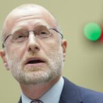 Presidente da FCC trolls crítico acusando-o de ser uma 'vadia inteira' em meio à revisão antecipada da licença ABC da agência com meme de 'Parques e recreação'