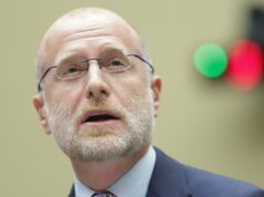 Presidente da FCC trolls crítico acusando-o de ser uma ‘vadia inteira’ em meio à revisão antecipada da licença ABC da agência com meme de ‘Parques e recreação’ Presidente da FCC trolls crítico acusando-o de ser uma 'vadia inteira' em meio à revisão antecipada da licença ABC da agência com meme de 'Parques e recreação'