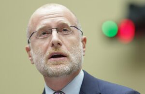 Presidente da FCC trolls crítico acusando-o de ser uma ‘vadia inteira’ em meio à revisão antecipada da licença ABC da agência com meme de ‘Parques e recreação’ Presidente da FCC trolls crítico acusando-o de ser uma 'vadia inteira' em meio à revisão antecipada da licença ABC da agência com meme de 'Parques e recreação'