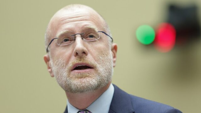 Presidente da FCC trolls crítico acusando-o de ser uma 'vadia inteira' em meio à revisão antecipada da licença ABC da agência com meme de 'Parques e recreação'
