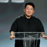 Presidente da HYBE, Bang Si-hyuk, enfrenta possível prisão enquanto a polícia sul-coreana busca mandado