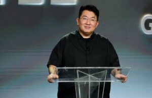 Presidente da HYBE, Bang Si-hyuk, enfrenta possível prisão enquanto a polícia sul-coreana busca mandado Presidente da HYBE, Bang Si-hyuk, enfrenta possível prisão enquanto a polícia sul-coreana busca mandado