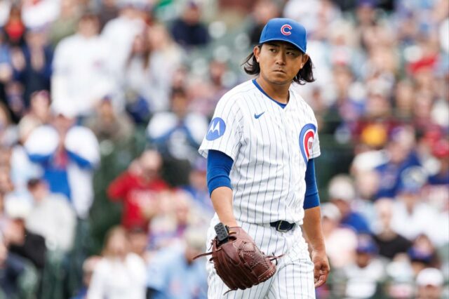 O arremessador do Philadelphia Phillies, Jesús Luzardo, segue em campo.