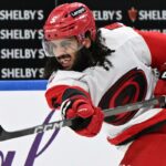 O pivô do Ottawa Senators, Shane Pinto (12), chuta contra o Carolina Hurricanes no segundo período.