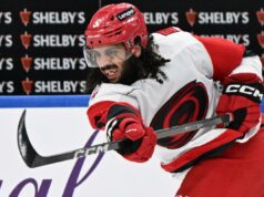 Previsão do jogo 2 de Senators vs. Hurricanes: escolhas da NHL, probabilidades e melhores apostas para os playoffs da Stanley Cup O pivô do Ottawa Senators, Shane Pinto (12), chuta contra o Carolina Hurricanes no segundo período.
