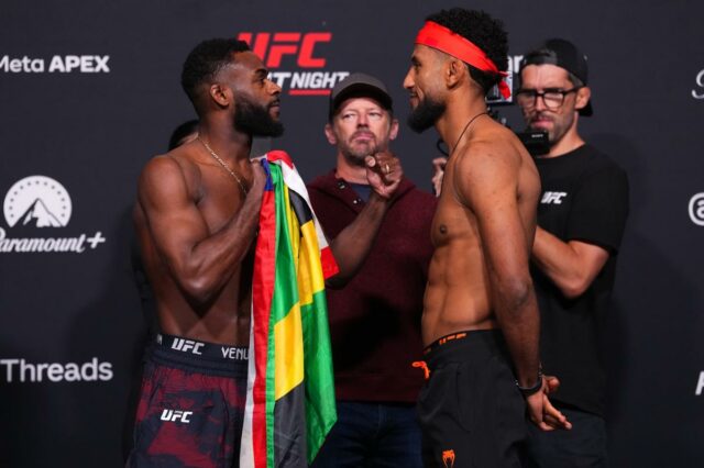Os oponentes Aljamain Sterling e Youssef Zalal do Marrocos se enfrentam durante a pesagem do UFC no Meta APEX em 24 de abril de 2026 em Las Vegas, Nevada. 