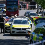 As pessoas assistem a um vídeo nas redes sociais do ataque com faca.