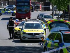 Primeiro-ministro do Reino Unido condena ataque após 2 esfaqueados em bairro judeu As pessoas assistem a um vídeo nas redes sociais do ataque com faca.