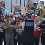 Primeiro-ministro do Reino Unido questionado em local de ataque terrorista