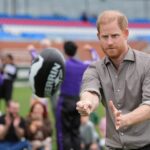 Príncipe Harry, centro-esquerda, Duque de Sussex, encontra jogadores dos Western Bulldogs durante uma visita ao Movember no QG dos Western Bulldogs em Mission Whitten Oval, em Footscray, um subúrbio de Melbourne, Austrália, quarta-feira, 15 de abril de 2026. (Jonathan Brady/Pool Photo via AP)
