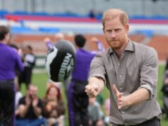 Príncipe Harry aprimora suas habilidades na AFL no segundo dia da turnê australiana Príncipe Harry, centro-esquerda, Duque de Sussex, encontra jogadores dos Western Bulldogs durante uma visita ao Movember no QG dos Western Bulldogs em Mission Whitten Oval, em Footscray, um subúrbio de Melbourne, Austrália, quarta-feira, 15 de abril de 2026. (Jonathan Brady/Pool Photo via AP)