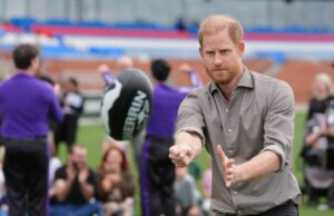 Príncipe Harry aprimora suas habilidades na AFL no segundo dia da turnê australiana Príncipe Harry, centro-esquerda, Duque de Sussex, encontra jogadores dos Western Bulldogs durante uma visita ao Movember no QG dos Western Bulldogs em Mission Whitten Oval, em Footscray, um subúrbio de Melbourne, Austrália, quarta-feira, 15 de abril de 2026. (Jonathan Brady/Pool Photo via AP)