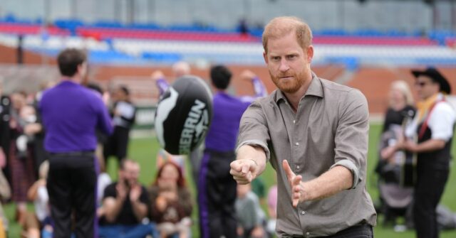 Príncipe Harry aprimora suas habilidades na AFL no segundo dia Príncipe Harry, centro-esquerda, Duque de Sussex, encontra jogadores dos Western Bulldogs durante uma visita ao Movember no QG dos Western Bulldogs em Mission Whitten Oval, em Footscray, um subúrbio de Melbourne, Austrália, quarta-feira, 15 de abril de 2026. (Jonathan Brady/Pool Photo via AP)