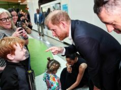 Príncipe Harry e Meghan chegam à Austrália para uma recepção silenciosa Yahoo news home