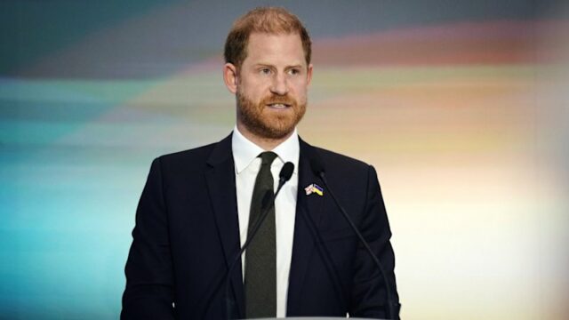 Príncipe Harry faz visita surpresa à Ucrânia
