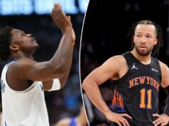 Probabilidades da série de playoffs da NBA: como apostar Knicks x Hawks, Nuggets x Timberwolves entrando no jogo 3 Nikola Jokic com a bola acima da cabeça, defendida por Naz Reid.