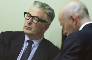 Processo civil contra Alec Baldwin, produtores de filmes de ‘Rust’ avançam em direção a um julgamento Processo civil contra Alec Baldwin, produtores de filmes de 'Rust' avançam em direção a um julgamento